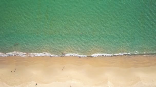 Färgglada Havet Stranden Vackra Vågor Skum Och Stänk Stranden Sand — Stockvideo