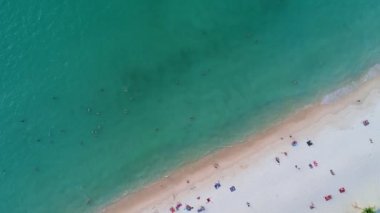 Yüksek kalite görüntüler. Renkli deniz sahili güzel dalgalar. Kumsalda köpüren ve su sıçrayan. Okyanus temiz su. Phuket Tayland 'da açık denizde güzel dalgalar seyahat ve turne arka planında