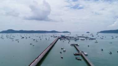 Birçok tekne yatı, uzun kuyruklu balıkçı teknesi, Phuket Tayland Seyahat ve ulaşım endüstriyel konseptiyle Chalong Körfezi 'nin havadan görüntüsü.
