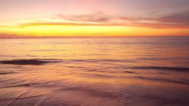 Gün batımında tropikal deniz ya da deniz üzerinde gün doğumu 4K, Güneş ufka dokunur, Kızıl gökyüzü altın saatinde inanılmaz deniz manzarası, okyanus plajı günbatımı güzel gökyüzü.