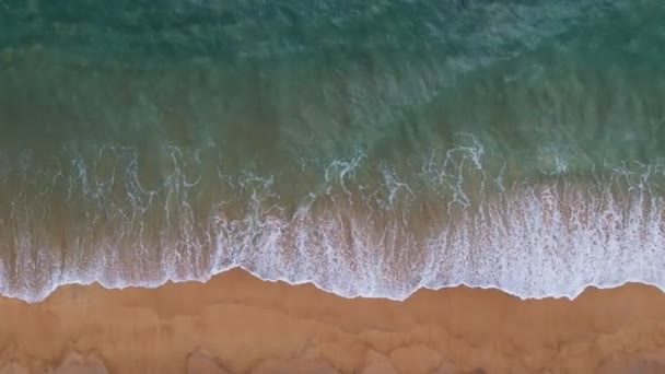 Filmagem Alta Qualidade Praia Colorida Mar Belas Ondas Espumando Salpicando — Vídeo de Stock
