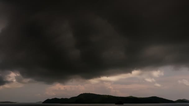 乌云密布 乌云密布 时间飞逝 暴风雨的云在海面上飘扬 摘要背景崇拜基督教的概念与全球变暖的自然环境 — 图库视频影像