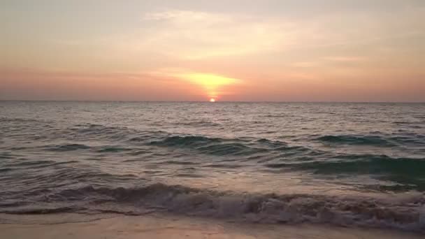 海のビデオの上の日没や日の出で熱帯の海4K 太陽は地平線に触れます 黄金の時間の素晴らしい風景の中に赤い空 海のビーチ夕日美しい空 海のビーチの上の黄金の空 — ストック動画