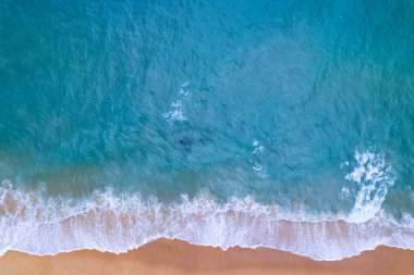 Hava manzaralı kumlu sahil ve dalgalar güzel tropikal deniz yaz mevsimi görüntüsü Aerial view drone çekimi, yüksek açılı deniz dalgaları