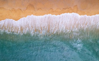 Hava manzaralı kumlu sahil ve dalgalar güzel tropikal deniz yaz mevsimi görüntüsü Aerial view drone çekimi, yüksek açılı deniz dalgaları