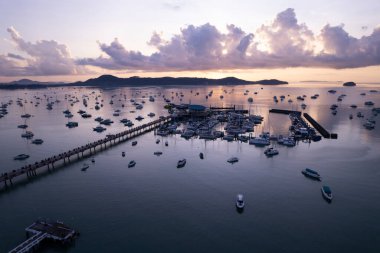 Chalong Körfezi Ulaşım ve seyahat arka planındaki yat ve yelkenli parkının yukarıdan görüntüsü. Dağ doğumu gökyüzü bulutları günbatımı arka planı ile güzel deniz.