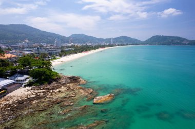Phuket Tayland patong körfezi. İnsansız hava aracı kamerasından manzara manzarası. Patong şehrinin phuket thailand 'daki hava manzarası. Yazın güneşli bir günde güzel bir deniz