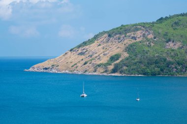 Güzel Phuket Adası Tayland 'daki Tropikal deniz dağının muhteşem deniz manzarası. Seyahat ve iş gezisi web sitesi konsepti