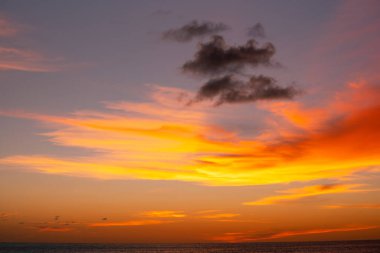 Gün batımı ya da gün doğumu gökyüzü bulutları Phuket Tayland 'da güneş ışığı üzerinde inanılmaz doğa manzarası rengarenk gökyüzü