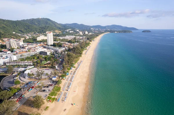 Aerial Drone Shot Tropikalnego Morza Piękne Fale Rozbijają Się Piaszczystych — Zdjęcie stockowe