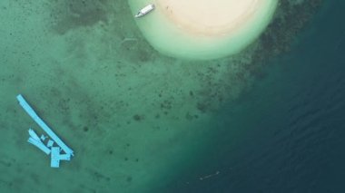 Phang Nga Tayland 'daki Koh Khai Maew Adası' ndaki tropikal kumsal manzaralı harika küçük adanın insansız hava aracı videosu. Tropikal denizdeki inanılmaz küçük ada.
