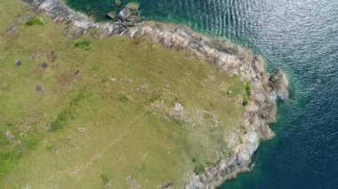 Phuket Adası 'ndaki deniz kıyısı manzarası. Phuket Tayland' daki inanılmaz dalgalar deniz manzarası. 4K insansız hava aracından yüksek kaliteli görüntüler.