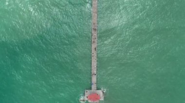 Hava aracının kuş bakışı görüntüsü 4K Deniz Köprüsü 'ne küçük köprünün yüksek kalitesi Seyahat için takımadaları taşımak için Tayland' ın Phang nga bölgesinde