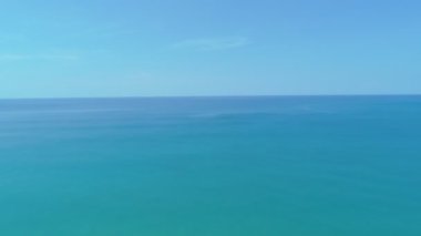 Deniz yüzeyinin üst görüntüsü dalgalar okyanusa köpürerek ve su sıçratarak çarpıyor. Sunny Day yaz arkaplanı Yüksek kaliteli görüntüler