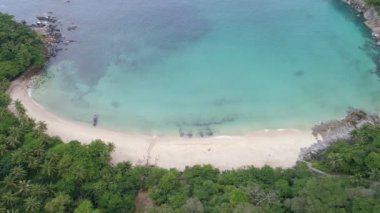 Phuket Adası 'ndaki deniz kıyısı manzarası. Phuket Tayland' daki inanılmaz dalgalar deniz manzarası. 4K insansız hava aracından yüksek kaliteli görüntüler.