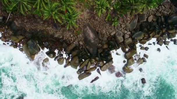 Luftaufnahme Des Meeres Krachende Wellen Weiße Schäumende Wellen Meeresufer Felsen — Stockvideo