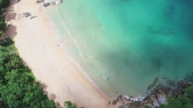 Phuket Adası 'ndaki deniz kıyısı manzarası. Phuket Tayland' daki inanılmaz dalgalar deniz manzarası. 4K insansız hava aracından yüksek kaliteli görüntüler.