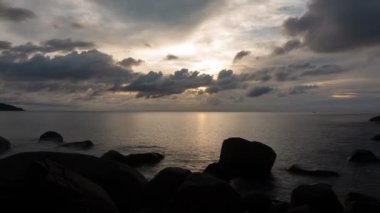 Muhteşem gün batımı ya da gün doğumu manzarası inanılmaz ışık bulutları gökyüzü ve bulutlar sürükleniyor 4K renkli karanlık gün batımı bulutları görüntüler zaman kavramı destansı bulutlar doğa manzarası