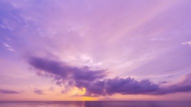 Muhteşem gün batımı ya da gün doğumu manzarası inanılmaz ışık bulutları gökyüzü ve bulutlar sürükleniyor 4K renkli karanlık gün batımı bulutları görüntüler zaman kavramı destansı bulutlar doğa manzarası