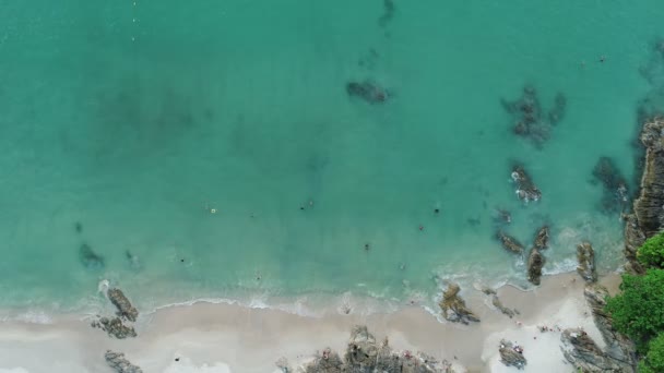 海难海浪空中风景海滨岩石上白茫茫的浪花尽收眼底美丽的落基海岸令人惊奇的自然背景 — 图库视频影像