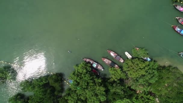 Fantastisk Antenn Ovanifrån Longtail Fiskebåtar Tropiska Havet Vid Rawai Stranden — Stockvideo