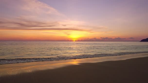 海のビデオの上の日没や日の出で熱帯の海4K 太陽は地平線に触れます 黄金の時間の素晴らしい風景の中に赤い空 海のビーチ夕日美しい空 海のビーチの上の黄金の空 — ストック動画