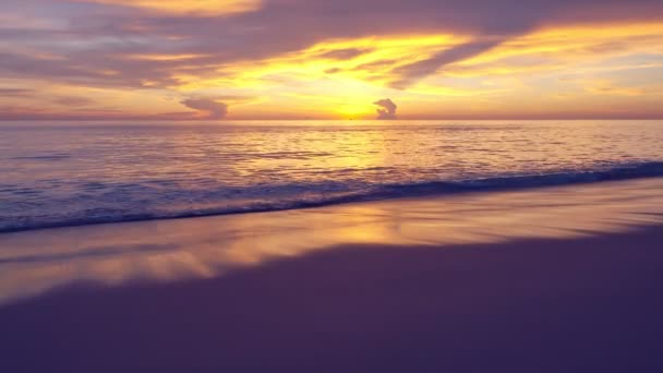Trópusi tenger naplementekor vagy napkeltekor tenger felett videó 4K, A nap érinti horizont, Vörös ég arany óra csodálatos látványosság, Ocean Beach naplemente gyönyörű ég.Arany ég a tenger felett strand