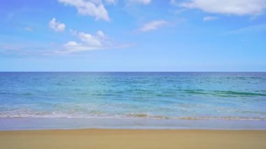 İnanılmaz yaz denizi geçmişi. Okyanus dalgaları kumsaldaki kumsal dalgalarına çarpar. Patong Phuket Tayland 'da deniz dalgaları ve güzel kumsallara çarpar. Yüksek kaliteli video