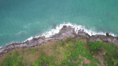 Phuket Adası 'ndaki deniz kıyısı manzarası. Phuket Tayland' daki inanılmaz dalgalar deniz manzarası. 4K insansız hava aracından yüksek kaliteli görüntüler.