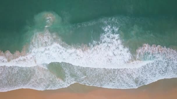 Top View Sea Surface Waves Crashing Foaming Splashing Ocean Sunny — стоковое видео