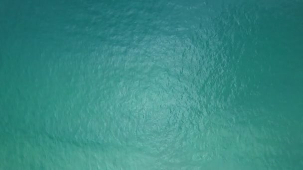 Top Pohled Mořskou Hladinu Vlny Narážející Pěnu Šplouchající Oceánu Slunečný — Stock video