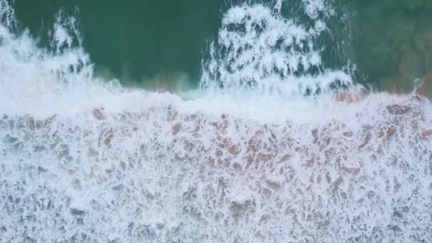 Góra Widok Powierzchnię Morza Waves Crash Foaming Splashing Ocean Słoneczny — Wideo stockowe