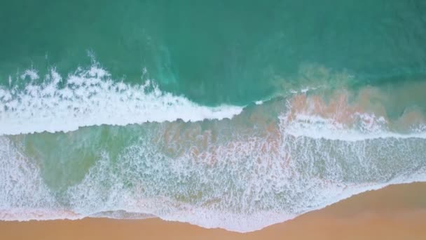 海の表面のトップビュー波が泡をクラッシュし 海に飛び出す 晴れた日の夏の背景高品質の映像 プーケット 海タイ — ストック動画