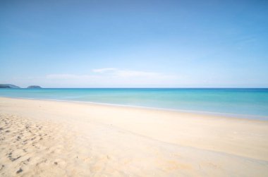 Mavi okyanuslu ve mavi gökyüzü arkaplanlı tropik kumlu plaj. Arka plan ya da yaz arkaplanı. Phuket Tayland