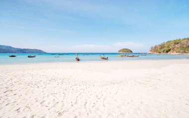 İnanılmaz güzel Phuket plajı kumlu sahillere dalgalar çarpıyor Tayland manzarası beyaz kumsal denizi ve açık mavi gökyüzü yaz mevsiminde Phuket Sahili Tayland 'da