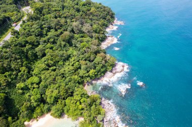 Drone kamerasından deniz manzarası doğa görüntüsü. Pofet thailand 'daki deniz kıyısının havadan görünüşü. Yazın güneşli bir günde güzel bir deniz