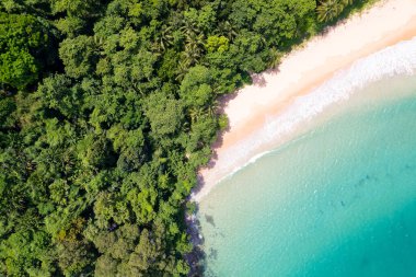 Drone kamerasından deniz manzarası doğa görüntüsü. Pofet thailand 'daki deniz kıyısının havadan görünüşü. Yazın güneşli bir günde güzel bir deniz