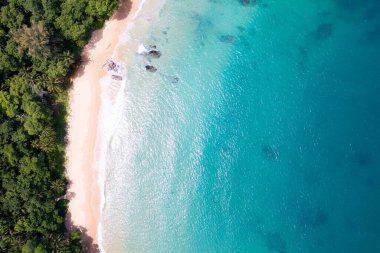 Laem Sing plajı Phuket Tayland 'da bulunan güzel Phuket Adası' ndaki Tropikal sahil manzarası inanılmaz.