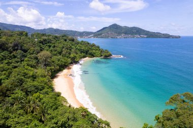 Drone kamerasından deniz manzarası doğa görüntüsü. Pofet thailand 'daki deniz kıyısının havadan görünüşü. Yazın güneşli bir günde güzel bir deniz