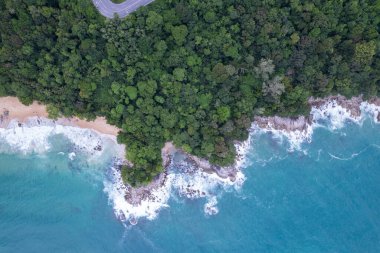 Hava manzarası deniz kıyılarına çarpıyor güneşli bir günde güzel turkuaz deniz yüzeyi güzel bir hava durumu yaz arkaplanı inanılmaz deniz manzarası