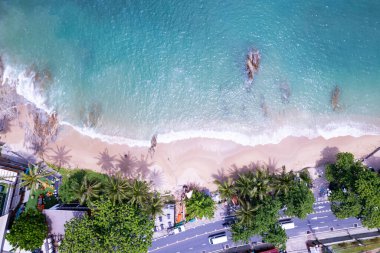 Phuket Tayland 'daki Patong plajı yakınlarındaki Kalim sahilinde güneşli güzel bir günün hava manzarası.