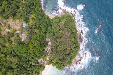 Hava manzarası deniz kıyılarına çarpıyor güneşli bir günde güzel turkuaz deniz yüzeyi güzel bir hava durumu yaz arkaplanı inanılmaz deniz manzarası