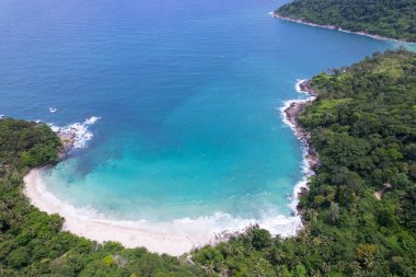 Hava manzarası deniz kıyılarına çarpıyor güneşli bir günde güzel turkuaz deniz yüzeyi güzel bir hava durumu yaz arkaplanı inanılmaz deniz manzarası