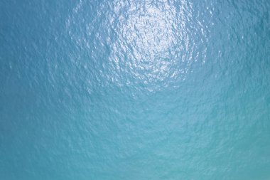Deniz yüzeyi arka plan hava görüntüsü, kuş bakışı fotoğraf küçük dalgalar ve su yüzeyi dokusu Turkuaz deniz arka planı Güzel doğa