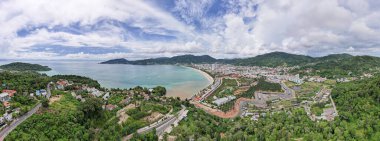 Phuket Tayland patong körfezi. İnsansız hava aracı kamerasından manzara manzarası. Patong şehrinin phuket thailand 'daki hava manzarası. Yazın güneşli bir günde güzel bir deniz