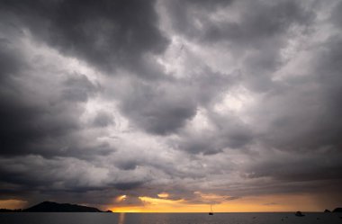 Kötü hava gününde, denizin üzerinde kara bulutlar yağıyor