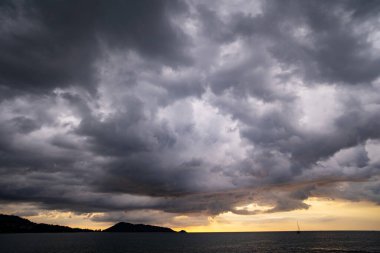 Kötü hava gününde, denizin üzerinde kara bulutlar yağıyor