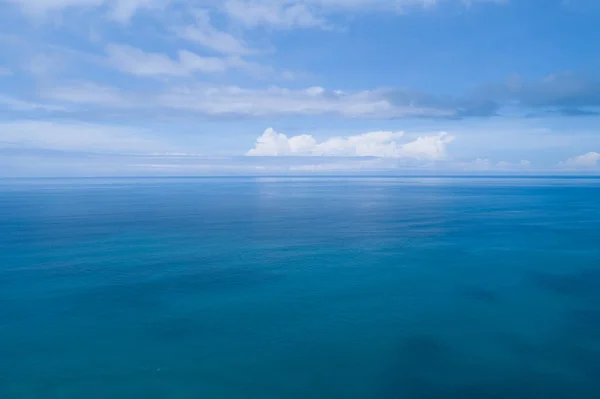 Luftaufnahme Einer Blauen Meeresoberfläche Wasserstruktur Hintergrund Und Sonnenreflexionen Luftbild Drohne — Stockfoto