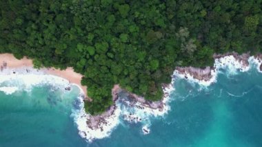 Phuket Tayland 'daki güzel deniz sahilinin tropikal ve deniz manzaralı görüntüsü. Laem Sing Bakış Açısı 'ndaki konum
