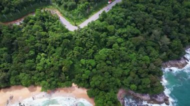 Phuket Tayland 'daki güzel deniz sahilinin tropikal ve deniz manzaralı görüntüsü. Laem Sing Bakış Açısı 'ndaki konum